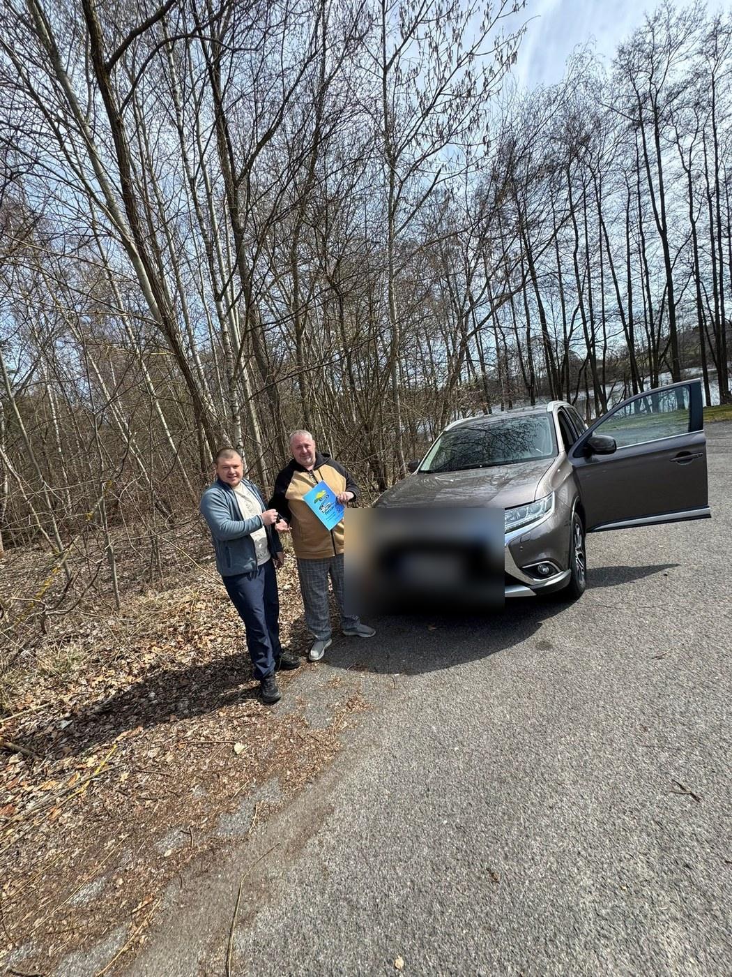 Předání SUV Mitsubishi Outlander zákazníkovi