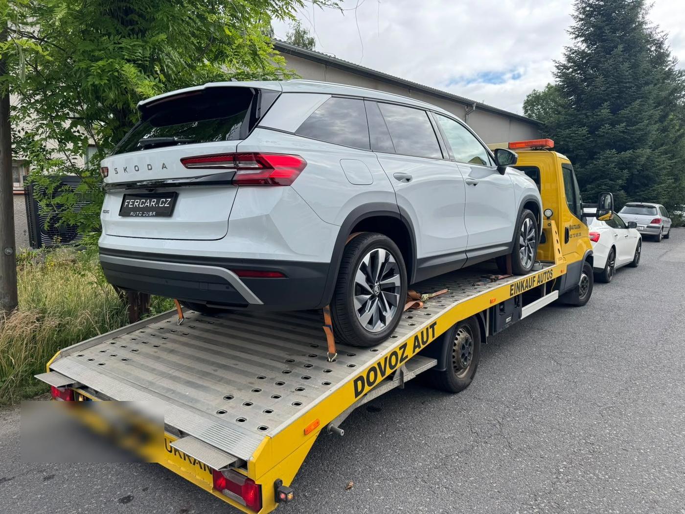 Škoda Kodiaq naložená na odtahovém vozidle FerCar v&nbsp;Německu