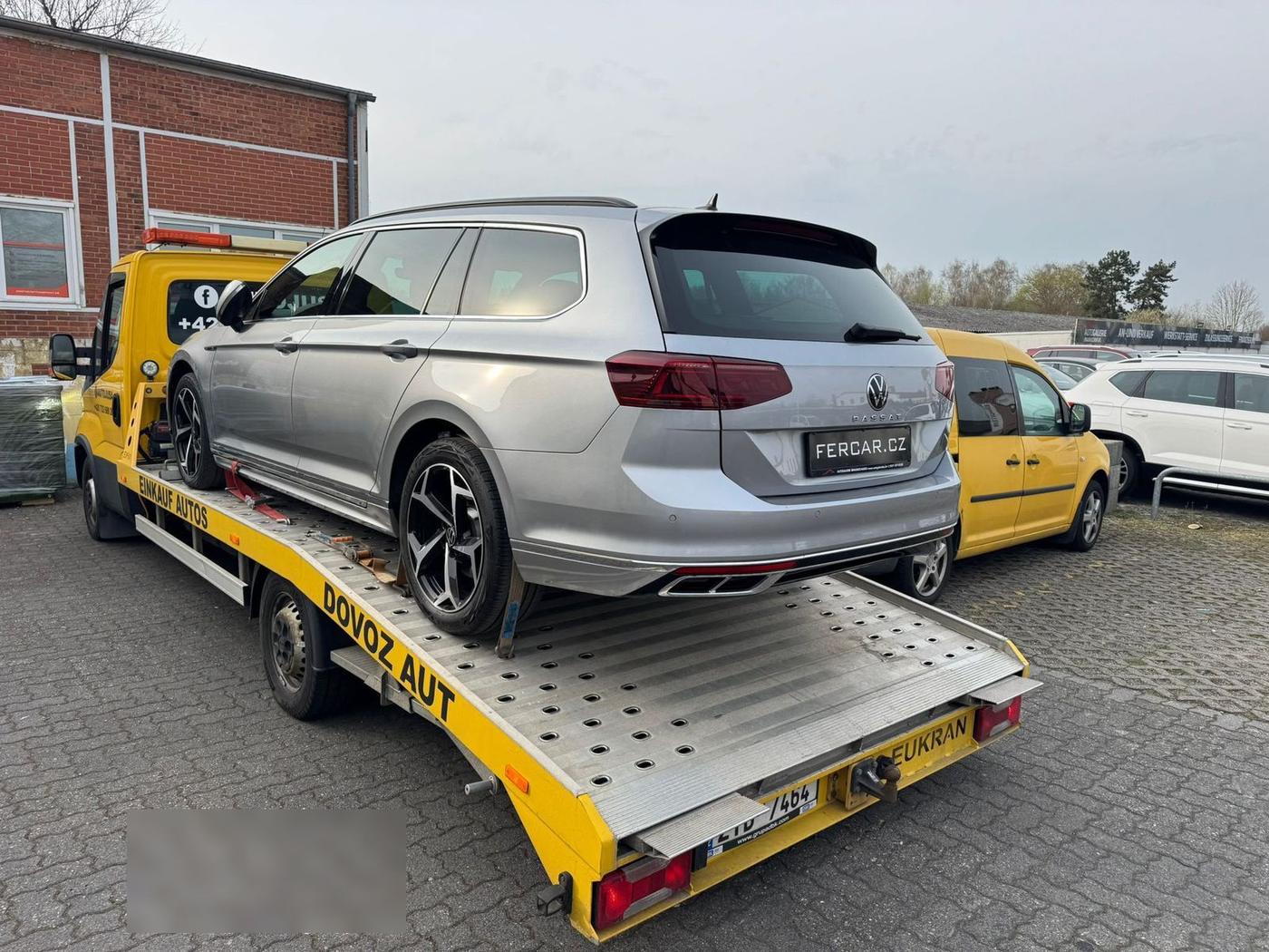 Volkswagen Passat Variant na odtahovce FerCar